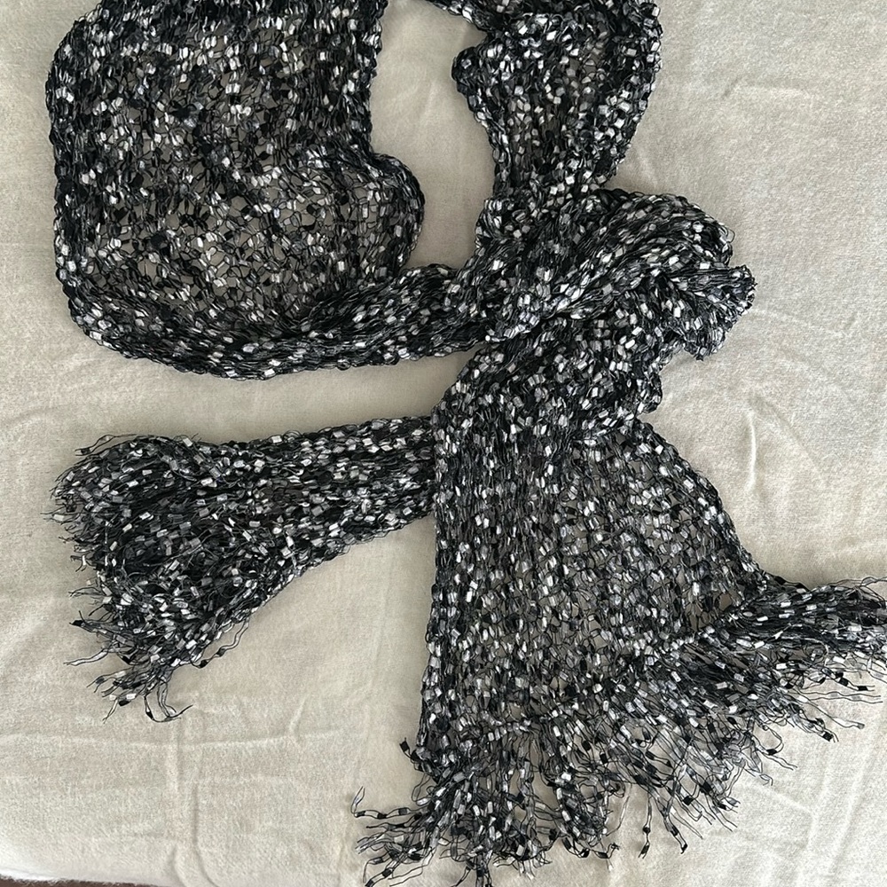 Long hand-knit scarf in black and silver ribbon